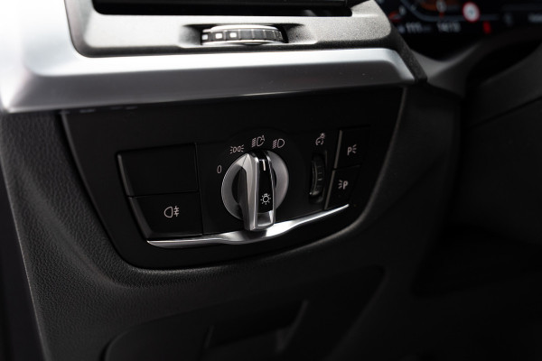 BMW X3 xDrive20i High Exe M-Pakket Leer Head-up Navi LED Elektr. achterklep Climate (3-zone) Elektr. trekhaak PDC LM velgen