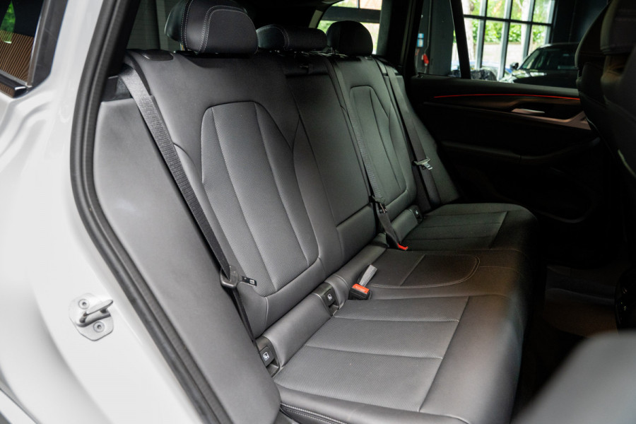 BMW X3 xDrive20i High Exe M-Pakket Leer Head-up Navi LED Elektr. achterklep Climate (3-zone) Elektr. trekhaak PDC LM velgen
