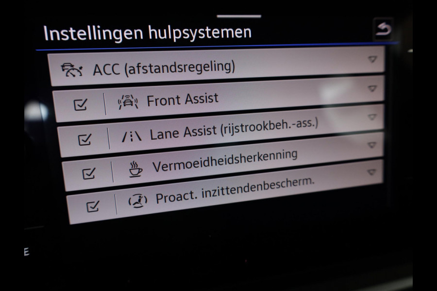 Volkswagen T-Roc 1.0 TSI Life 110 pk | Navigatie via App | Parkeersensoren (Park assist) | Achteruitrijcamera | Adaptieve cruise control | LED koplampen |