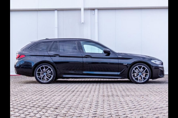 BMW 5 Serie Touring 530e xDrive M-SPORT ** LASER, LEDER, PANO, TREKH, HuD, MEMORY, 19-inch LMV ** Slechts 11.374km. - € 44.000,= onder NP ** ** INFORMEER OOK NAAR ONZE AANTREKKELIJKE FINANCIAL-LEASE TARIEVEN **