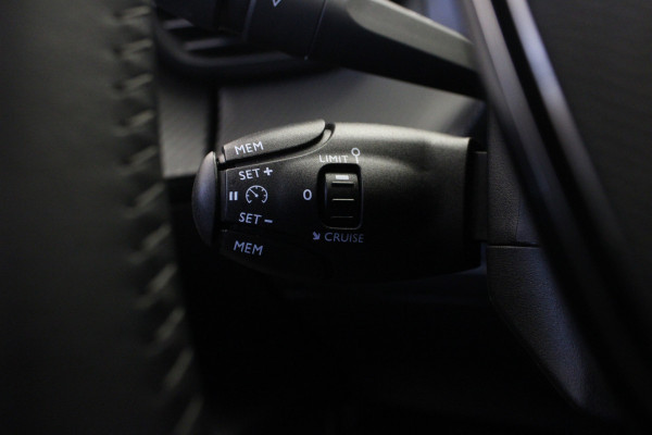Peugeot 2008 1.2 PureTech Blue Lease Allure |Navi|Camera|