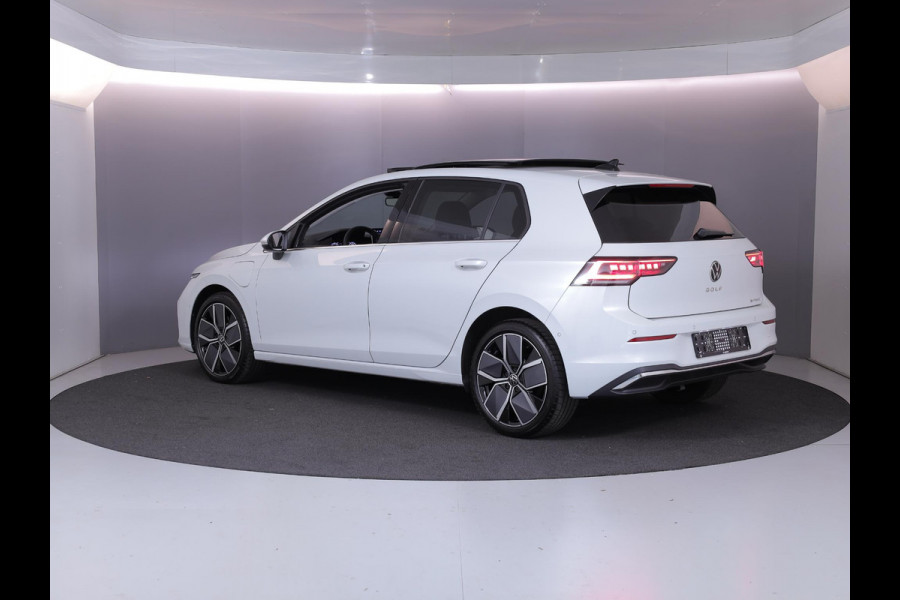 Volkswagen Golf 1.5 eHybrid Style Edition 204 pk Automaat (DSG) | Verlengde garantie | Navigatie | Panoramadak | Trekhaak (wegklapbaar) | Parkeersensoren (Park assist) | Achteruitrijcamera | Head-up display |