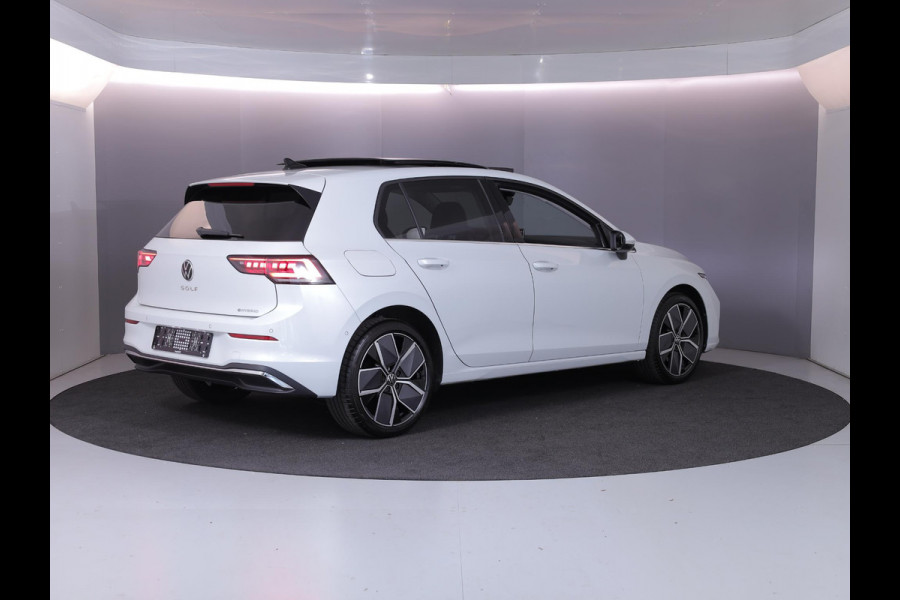 Volkswagen Golf 1.5 eHybrid Style Edition 204 pk Automaat (DSG) | Verlengde garantie | Navigatie | Panoramadak | Trekhaak (wegklapbaar) | Parkeersensoren (Park assist) | Achteruitrijcamera | Head-up display |