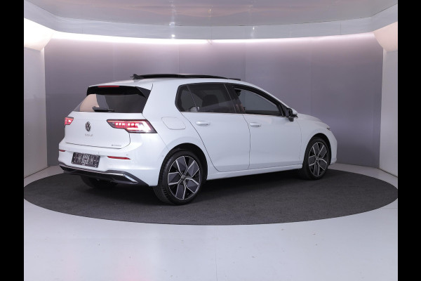 Volkswagen Golf 1.5 eHybrid Style Edition 204 pk Automaat (DSG) | Verlengde garantie | Navigatie | Panoramadak | Trekhaak (wegklapbaar) | Parkeersensoren (Park assist) | Achteruitrijcamera | Head-up display |