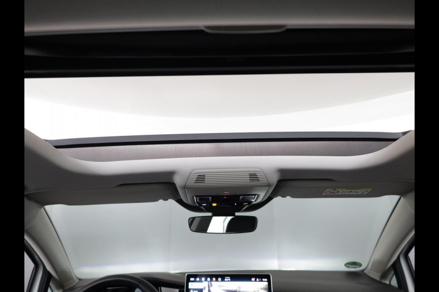 Volkswagen Golf 1.5 eHybrid Style Edition 204 pk Automaat (DSG) | Verlengde garantie | Navigatie | Panoramadak | Trekhaak (wegklapbaar) | Parkeersensoren (Park assist) | Achteruitrijcamera | Head-up display |