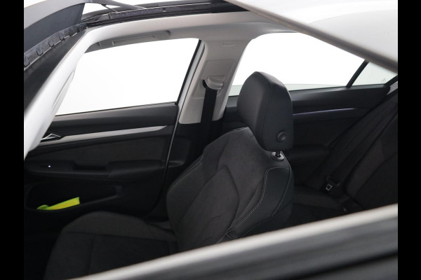 Volkswagen Golf 1.5 eHybrid Style Edition 204 pk Automaat (DSG) | Verlengde garantie | Navigatie | Panoramadak | Trekhaak (wegklapbaar) | Parkeersensoren (Park assist) | Achteruitrijcamera | Head-up display |