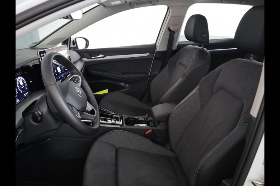Volkswagen Golf 1.5 eHybrid Style Edition 204 pk Automaat (DSG) | Verlengde garantie | Navigatie | Panoramadak | Trekhaak (wegklapbaar) | Parkeersensoren (Park assist) | Achteruitrijcamera | Head-up display |