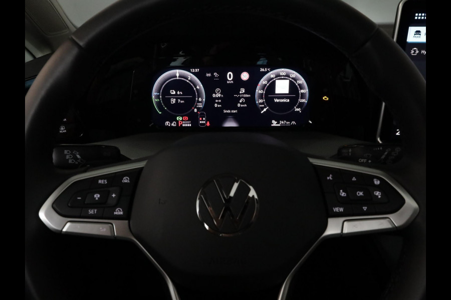 Volkswagen Golf 1.5 eHybrid Style Edition 204 pk Automaat (DSG) | Verlengde garantie | Navigatie | Panoramadak | Trekhaak (wegklapbaar) | Parkeersensoren (Park assist) | Achteruitrijcamera | Head-up display |