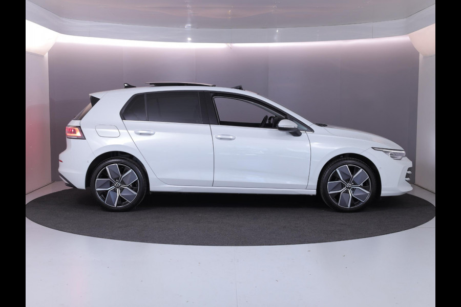 Volkswagen Golf 1.5 eHybrid Style Edition 204 pk Automaat (DSG) | Verlengde garantie | Navigatie | Panoramadak | Trekhaak (wegklapbaar) | Parkeersensoren (Park assist) | Achteruitrijcamera | Head-up display |