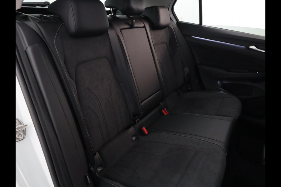 Volkswagen Golf 1.5 eHybrid Style Edition 204 pk Automaat (DSG) | Verlengde garantie | Navigatie | Panoramadak | Trekhaak (wegklapbaar) | Parkeersensoren (Park assist) | Achteruitrijcamera | Head-up display |