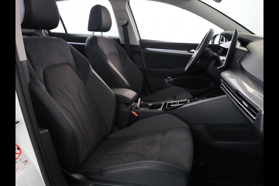 Volkswagen Golf 1.5 eHybrid Style Edition 204 pk Automaat (DSG) | Verlengde garantie | Navigatie | Panoramadak | Trekhaak (wegklapbaar) | Parkeersensoren (Park assist) | Achteruitrijcamera | Head-up display |