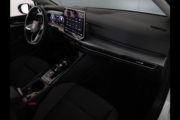 Volkswagen Golf 1.5 eHybrid Style Edition 204 pk Automaat (DSG) | Verlengde garantie | Navigatie | Panoramadak | Trekhaak (wegklapbaar) | Parkeersensoren (Park assist) | Achteruitrijcamera | Head-up display |