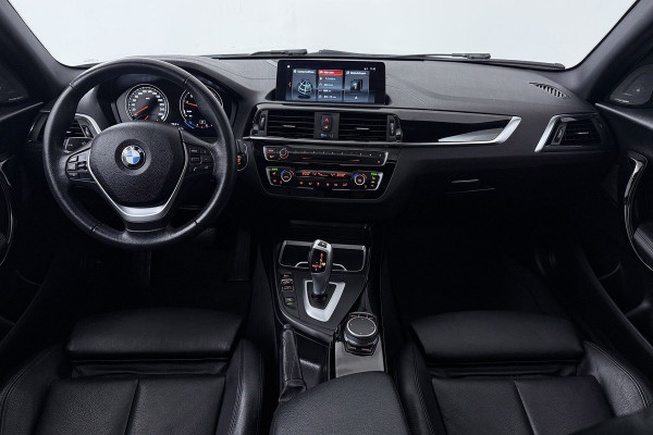 BMW 1-serie 118i High Executive Sport-Line (SCHUIF/KANTELDAK, GROOT-NAVIGATIE, STOELVERWARMING, SPORTSTOELEN, HARMAN KARDON)
