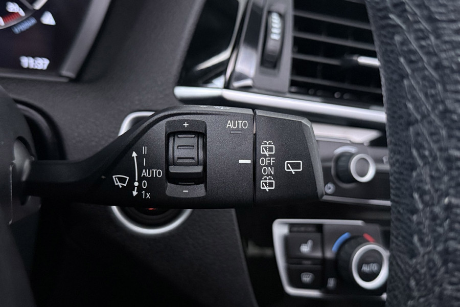BMW 1-serie 118i High Executive Sport-Line (SCHUIF/KANTELDAK, GROOT-NAVIGATIE, STOELVERWARMING, SPORTSTOELEN, HARMAN KARDON)