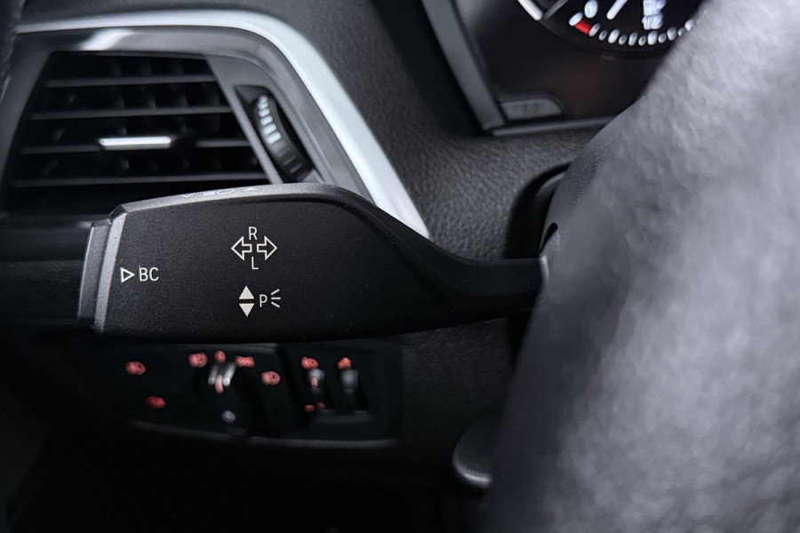 BMW 1-serie 118i High Executive Sport-Line (SCHUIF/KANTELDAK, GROOT-NAVIGATIE, STOELVERWARMING, SPORTSTOELEN, HARMAN KARDON)