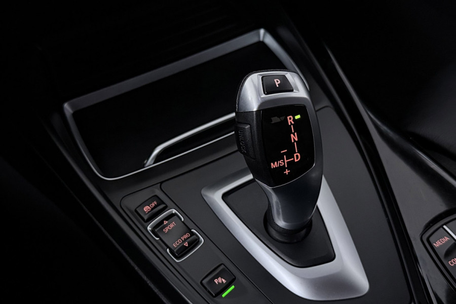 BMW 1-serie 118i High Executive Sport-Line (SCHUIF/KANTELDAK, GROOT-NAVIGATIE, STOELVERWARMING, SPORTSTOELEN, HARMAN KARDON)