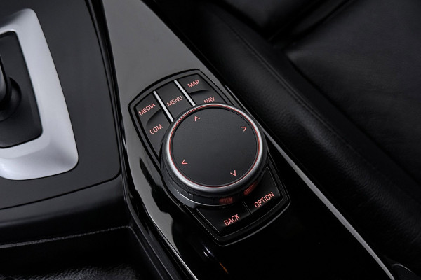 BMW 1-serie 118i High Executive Sport-Line (SCHUIF/KANTELDAK, GROOT-NAVIGATIE, STOELVERWARMING, SPORTSTOELEN, HARMAN KARDON)