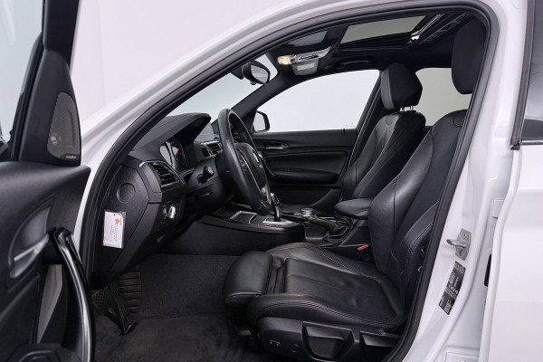 BMW 1-serie 118i High Executive Sport-Line (SCHUIF/KANTELDAK, GROOT-NAVIGATIE, STOELVERWARMING, SPORTSTOELEN, HARMAN KARDON)