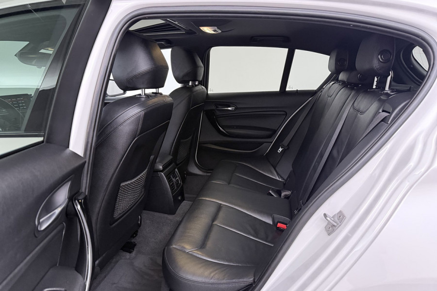 BMW 1-serie 118i High Executive Sport-Line (SCHUIF/KANTELDAK, GROOT-NAVIGATIE, STOELVERWARMING, SPORTSTOELEN, HARMAN KARDON)