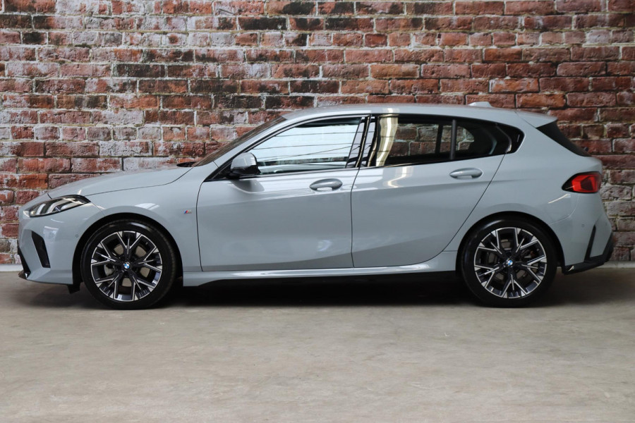 BMW 1-serie 120i High Executive M Sport Pakket Automaat / Adaptief M-onderstel / Sportstoelen / Driving Assistant / Active Guard / Parkeerhulpsysteem / Hoogglans Shadow line