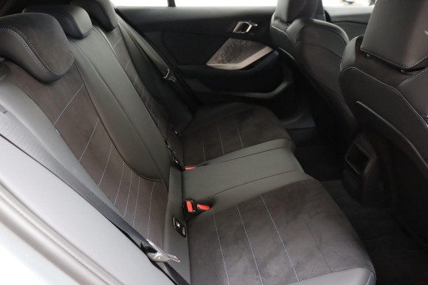 BMW 1-serie 120i High Executive M Sport Pakket Automaat / Adaptief M-onderstel / Sportstoelen / Driving Assistant / Active Guard / Parkeerhulpsysteem / Hoogglans Shadow line
