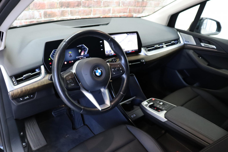 BMW 2 Serie Active Tourer 218i Executive Luxury Line Automaat / Widescreen Display / Navigatiesysteem / Harman Kardon / DAB / Parkeerhulpsysteem / Comfortpakket / Extra Getint glas / 17 Inch