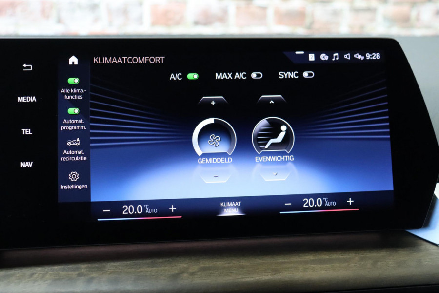 BMW 2 Serie Active Tourer 218i Executive Luxury Line Automaat / Widescreen Display / Navigatiesysteem / Harman Kardon / DAB / Parkeerhulpsysteem / Comfortpakket / Extra Getint glas / 17 Inch
