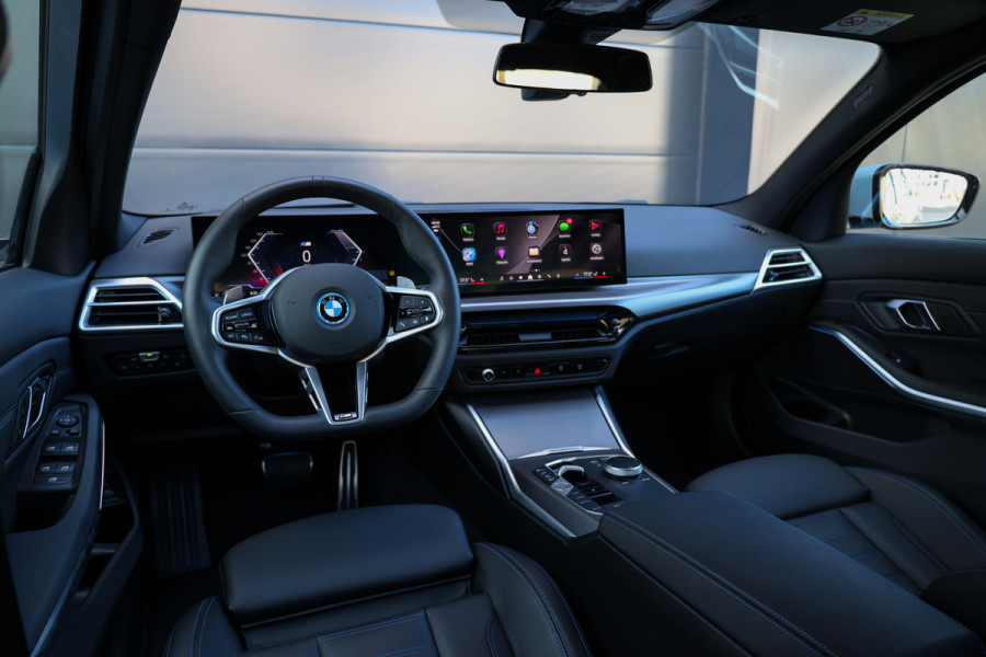 BMW 3-serie 330e M-SPORT | BTW | 360 | HUD | MEMORY | KEYLESS | LED | 20'' | ACC | LEDER | ELEK KOFFERKLEP |