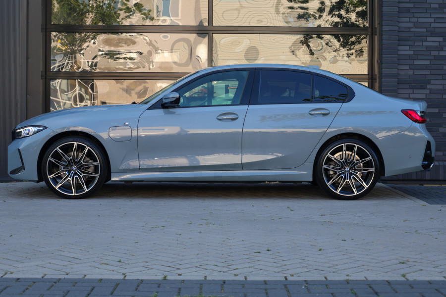 BMW 3-serie 330e M-SPORT | BTW | 360 | HUD | MEMORY | KEYLESS | LED | 20'' | ACC | LEDER | ELEK KOFFERKLEP |
