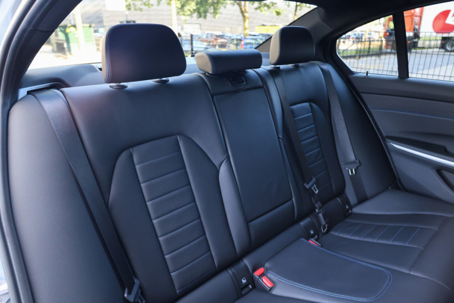 BMW 3-serie 330e M-SPORT | BTW | 360 | HUD | MEMORY | KEYLESS | LED | 20'' | ACC | LEDER | ELEK KOFFERKLEP |