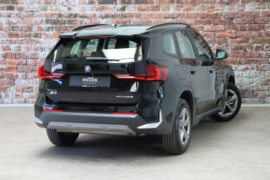 BMW X1 xDrive25e Executive Automaat / Navigatiesysteem / Climate Control / LED / M Dakreling / Active Guard / Parkeerhulpsysteem / DAB / Cruise Control