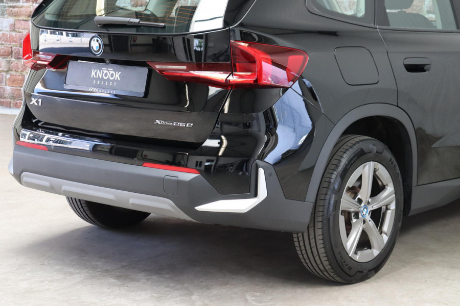 BMW X1 xDrive25e Executive Automaat / Navigatiesysteem / Climate Control / LED / M Dakreling / Active Guard / Parkeerhulpsysteem / DAB / Cruise Control