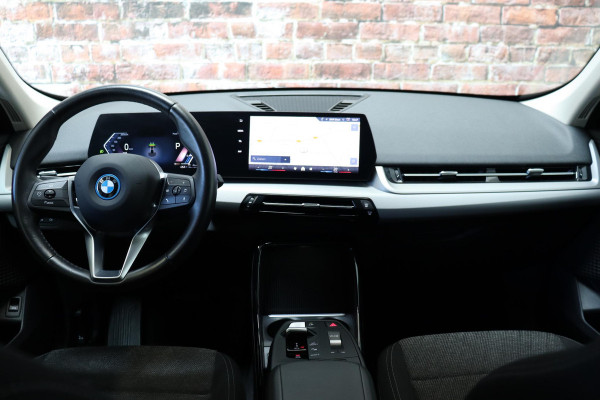 BMW X1 xDrive25e Executive Automaat / Navigatiesysteem / Climate Control / LED / M Dakreling / Active Guard / Parkeerhulpsysteem / DAB / Cruise Control