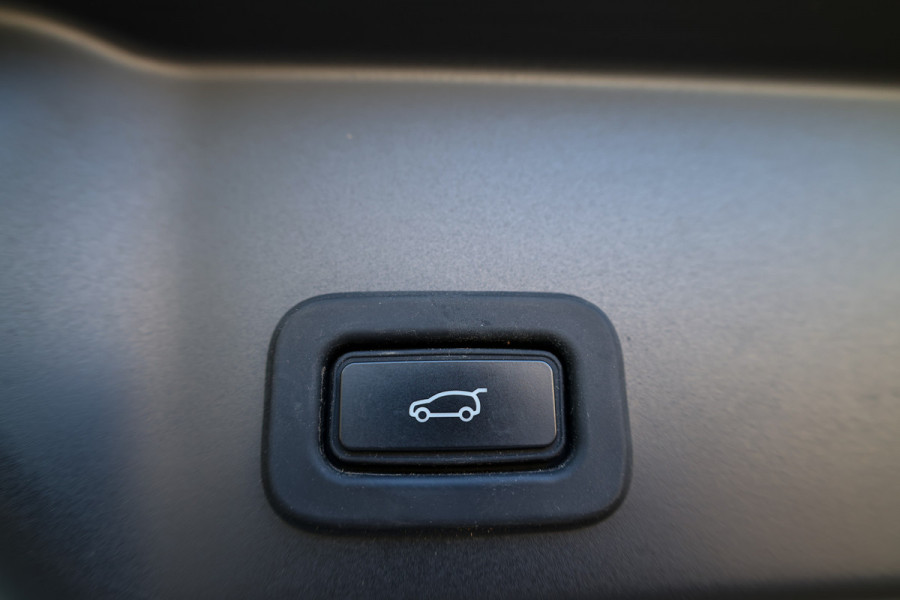 Land Rover Range Rover Evoque 1.5 P300e AWD S | PANO | 360 | ELEK TREKHAAK | DEALER ONDH | ELEK STOELEN |