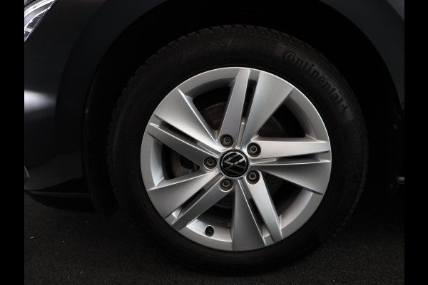 Volkswagen Golf 1.0 eTSI Life 110 pk Automaat (DSG) | Navigatie | Parkeersensoren | Achteruitrijcamera | Adaptieve cruise control | Autom. airco | Apple Carplay/Android Auto |