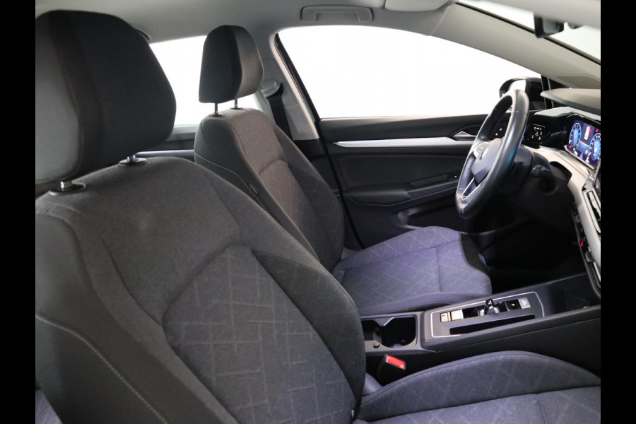 Volkswagen Golf 1.0 eTSI Life 110 pk Automaat (DSG) | Navigatie | Parkeersensoren | Achteruitrijcamera | Adaptieve cruise control | Autom. airco | Apple Carplay/Android Auto |