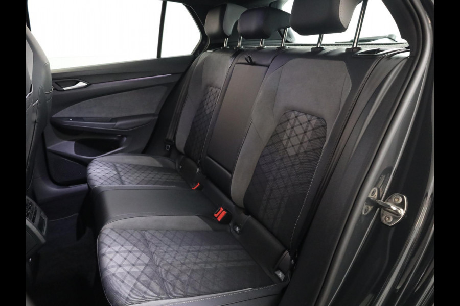 Volkswagen Golf 1.5 eTSI R-Line 130 pk Automaat (DSG) | Navigatie via App | Parkeersensoren | Autom. airco | Apple Carplay/Android Auto | R-Line |