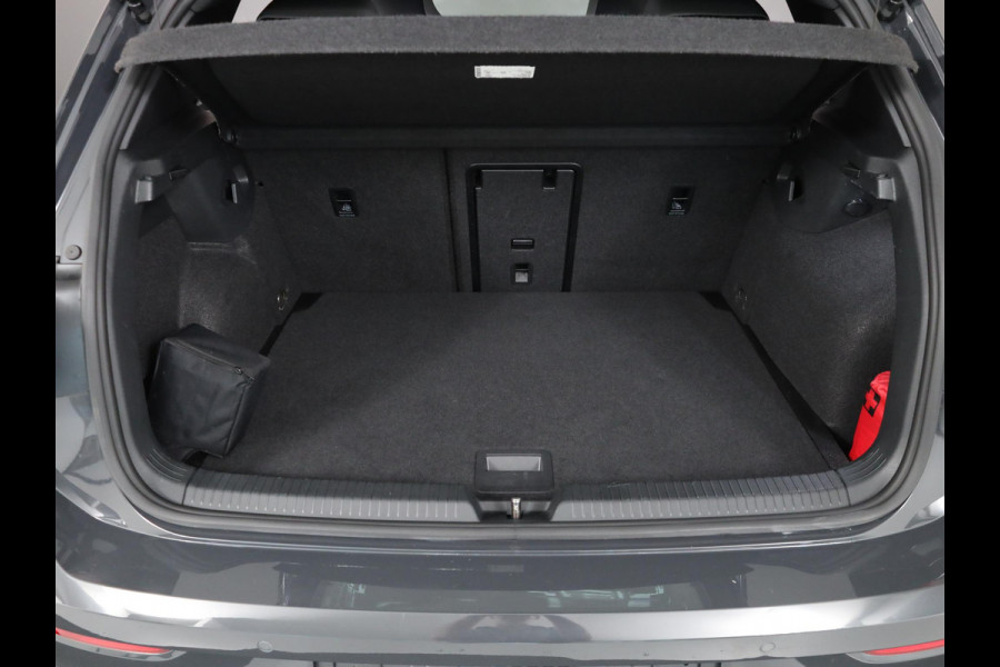 Volkswagen Golf 1.5 eTSI R-Line 130 pk Automaat (DSG) | Navigatie via App | Parkeersensoren | Autom. airco | Apple Carplay/Android Auto | R-Line |