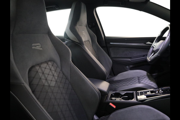 Volkswagen Golf 1.5 eTSI R-Line 130 pk Automaat (DSG) | Navigatie via App | Parkeersensoren | Autom. airco | Apple Carplay/Android Auto | R-Line |