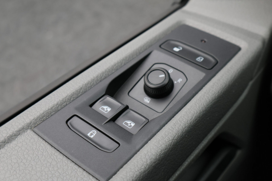 Volkswagen Transporter 2.0 TDI L2H1 28 DSG Apple Carplay, Trekhaak, Cruise, Airco, DAB