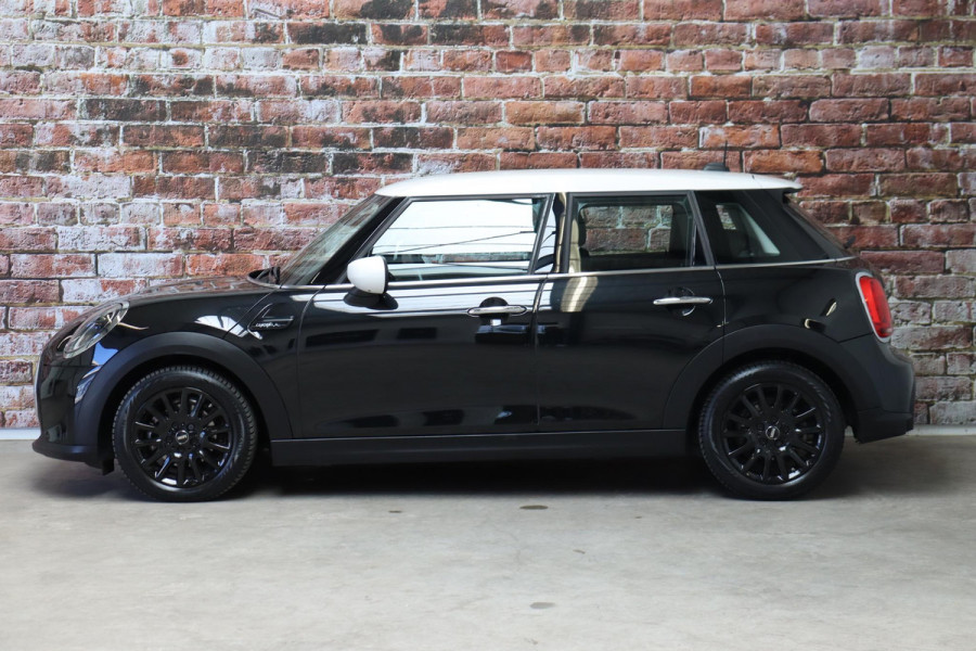 MINI Hatchback Cooper Camden Edition Automaat 5 deurs / Navigatiesysteem / DAB-Tuner / Bluetooth / Driving Assistant / LED-koplamp / Climate Control / Lichtpakket / Parkeersensoren / 16 Inch / Sfeerverlichting