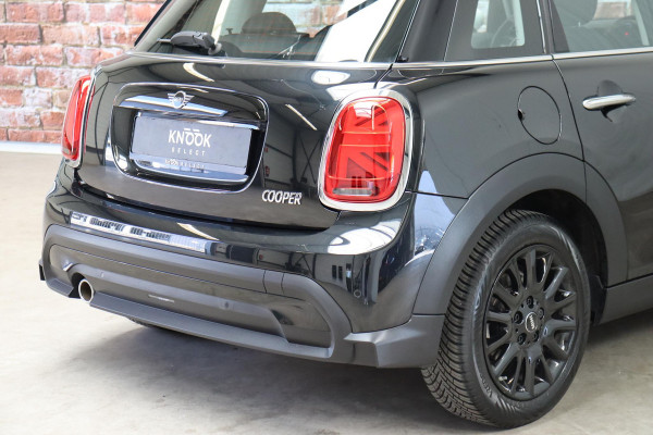 MINI Hatchback Cooper Camden Edition Automaat 5 deurs / Navigatiesysteem / DAB-Tuner / Bluetooth / Driving Assistant / LED-koplamp / Climate Control / Lichtpakket / Parkeersensoren / 16 Inch / Sfeerverlichting