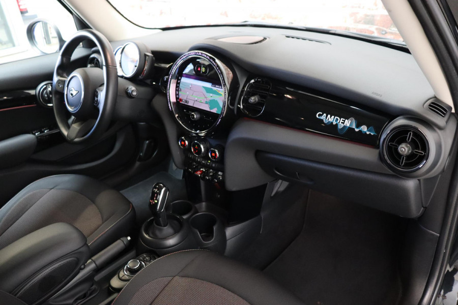 MINI Hatchback Cooper Camden Edition Automaat 5 deurs / Navigatiesysteem / DAB-Tuner / Bluetooth / Driving Assistant / LED-koplamp / Climate Control / Lichtpakket / Parkeersensoren / 16 Inch / Sfeerverlichting