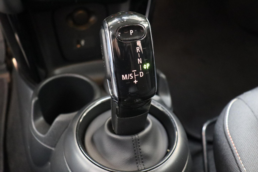MINI Hatchback Cooper Camden Edition Automaat 5 deurs / Navigatiesysteem / DAB-Tuner / Bluetooth / Driving Assistant / LED-koplamp / Climate Control / Lichtpakket / Parkeersensoren / 16 Inch / Sfeerverlichting