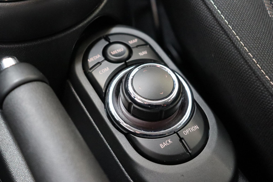 MINI Hatchback Cooper Camden Edition Automaat 5 deurs / Navigatiesysteem / DAB-Tuner / Bluetooth / Driving Assistant / LED-koplamp / Climate Control / Lichtpakket / Parkeersensoren / 16 Inch / Sfeerverlichting
