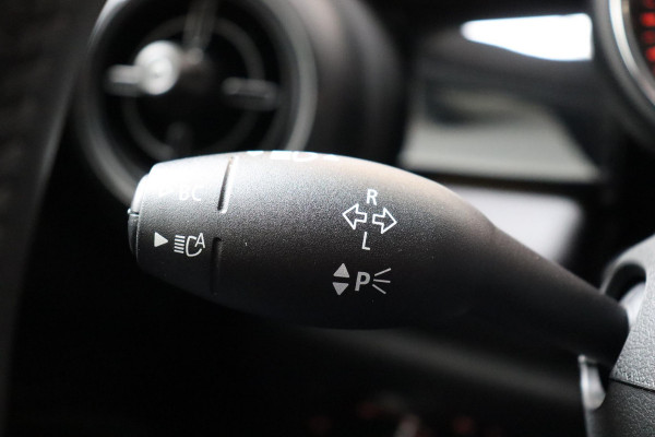 MINI Hatchback Cooper Camden Edition Automaat 5 deurs / Navigatiesysteem / DAB-Tuner / Bluetooth / Driving Assistant / LED-koplamp / Climate Control / Lichtpakket / Parkeersensoren / 16 Inch / Sfeerverlichting