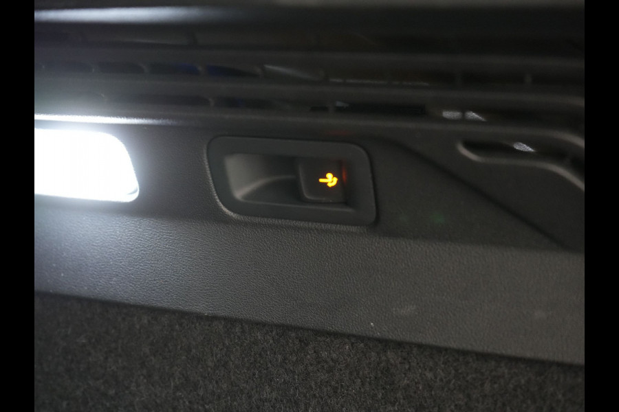 Volkswagen ID.4 GTX 4Motion 77 kWh 300pk Dealer O.H. | Trekhaak Af Fabriek | Panodak | Adaptive Cruise | Camera | IQ Light | Sportstoelen & Stuur Verwarmd | Keyless | Sfeerverlichting | Apple Carplay | Navigatie | DAB | 20"L.M |
