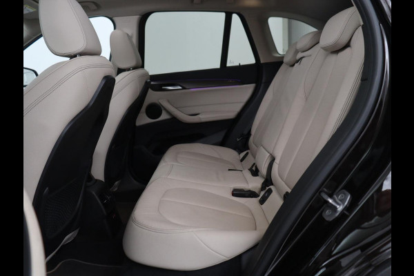 BMW X1 xDrive25e Business Edition Plus | SOH 91,4% | Panoramadak | Leder | Stoelverwarming | Sfeerverlichting | Cruise control | Navigatie | Park assist | PHEV