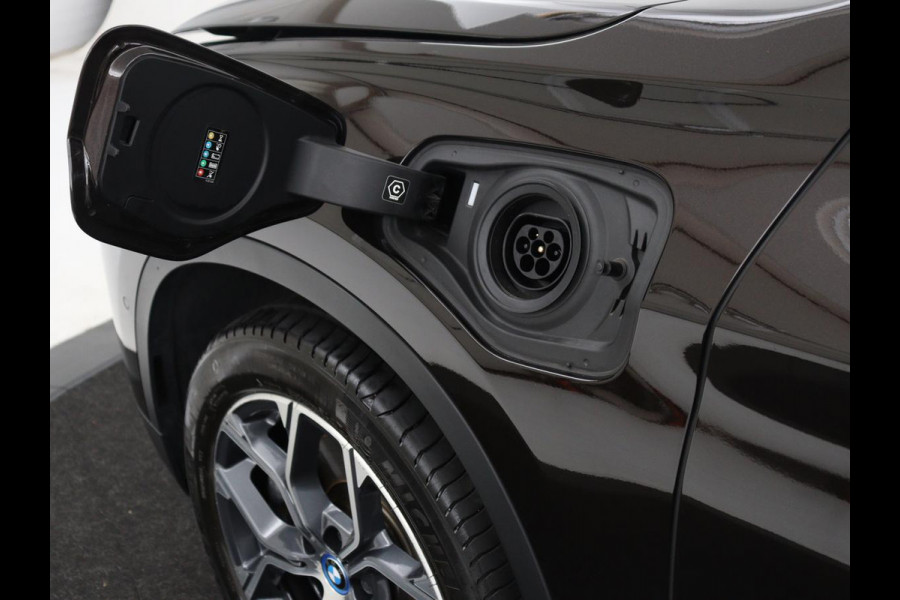 BMW X1 xDrive25e Business Edition Plus | SOH 91,4% | Panoramadak | Leder | Stoelverwarming | Sfeerverlichting | Cruise control | Navigatie | Park assist | PHEV