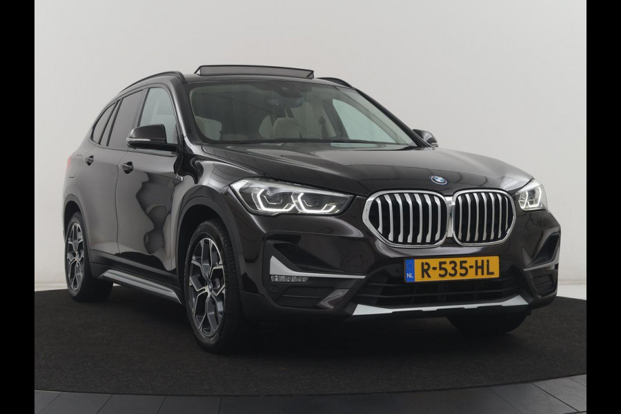 BMW X1 xDrive25e Business Edition Plus | SOH 91,4% | Panoramadak | Leder | Stoelverwarming | Sfeerverlichting | Cruise control | Navigatie | Park assist | PHEV
